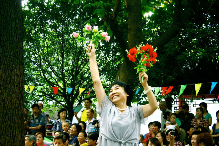 Señora en el parque del Pueblo